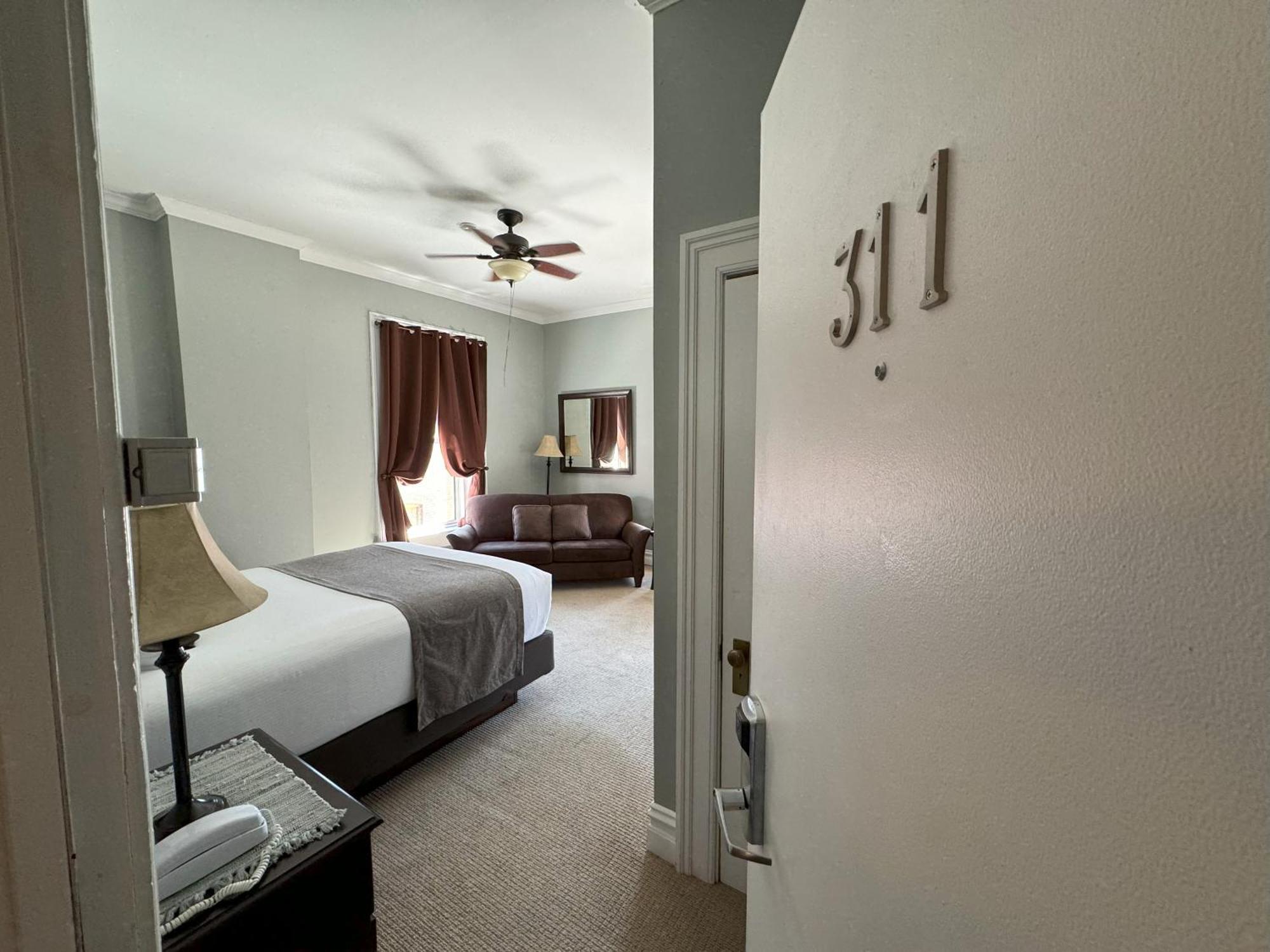 The Continental Hotel Centerville Екстериор снимка